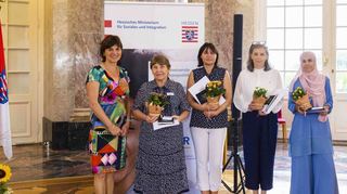 Integrationslotsin Nina Bedel (2.v.l.) wurde in Wiesbaden für ihr Engagement ausgezeichnet. Unser Bild zeigt sie mit Staatssekretärin Anne Janz (l.) und weiteren Integrationslotsinnen bei der Ehrung im Schloss Biebrich.