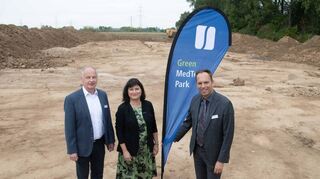 Die Sanner GmbH wird im Gewerbegebiet Stubenwald ihren neuen Firmensitz bauen. Das Grundstück befindet sich seit ein paar Tagen im Besitz des Unternehmens. Unser Bild zeigt (v.l.) Jürgen Sanner, Ute Sanner-Friedrich und Geschäftsführer Johannis Willem van Vliet.