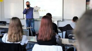 Im Rahmen von Klasse Medien können die Lerngruppen auch mit einem Mitglied der BA-Redaktion in Gespräch kommen – zeitweise war das wegen der Coronavirus-Pandemie allerdings nur „maskiert“ möglich.
