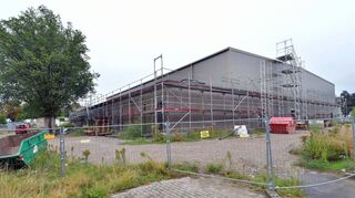 Noch ist die neue Nibelungenhalle von einem Baugerüst umgeben. Doch schon in zwei Monaten könnten hier die Sportler ihren Hobbys nachgehen. Bis Ende Oktober sollen die Baumaßnahmen abgeschlossen sein, die Eröffnung könnte dann im November über die Bühne gehen.