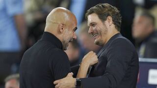 Herzliche Begrüßung: Manchesters Coach Pep Guardiola (l.) und der Dortmunder Trainer Edin Terzic.
