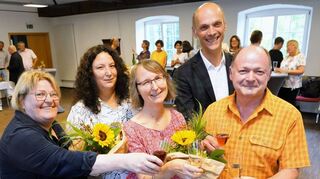 Im Rahmen einer kleinen Feierstunde im Diefenbachsaal des „Bunten Löwen“ wurden am Mittwoch Mitarbeiter der Zwingenberger Stadtverwaltung verabschiedet beziehungsweise für ihre langjährige Mitarbeit gewürdigt. Unser Bild zeigt (v.l.) Erste Stadträtin Karin Rettig, Sandra Freitag (25 Jahre im öffentlichen Dienst), Conny Demmer (als Leiterin der Stadtbücherei verabschiedet), Bürgermeister Holger Habich sowie Reiner Schellhaas (40 Jahre im öffentlichen Dienst).
