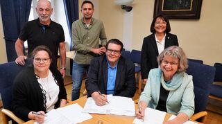 Im Rathaus sind neue Betriebsverträge für die Lindenfelser Kindertagesstätten unterzeichnet worden. Stehend von links Hans Busch (Kirchenvorstand Winterkasten), Erster Stadtrat Maximilian Klöss, Ute Gölz (Evangelisches Dekanat Bergstraße). Sitzend: Katja Gottschall (Kirchenvorstand Winterkasten), Bürgermeister Michael Helbig, Silke Bienhaus (Stellvertretende Dekanin und Präses der Dekanatssynode).