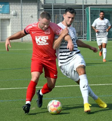 Nils Thobe (links, hier im Derby gegen den FC 07 Bensheim) erzielte bereits vier Saisontore für Gruppenliga-Aufsteiger TSV Auerbach.