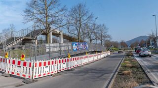 Nach dem Einsturz der Brücke über den Berliner Ring an der Weststadthalle wurde das Bauwerk auf dem Rad- und Gehweg abgelegt. Mittlerweile steht zwar fest, dass eine Sanierung und damit ein Wiederaufbau möglich sind. Allerdings bleibt die Stahl-Konstruktion so lange neben der Fahrbahn, bis geklärt ist, wo ein noch zu beauftragender Metallbaubetrieb die Arbeiten vornehmen kann.