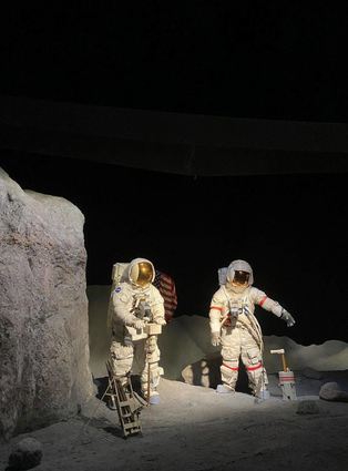 Eine Nachstellung der Mondlandung im Space Center der NASA.