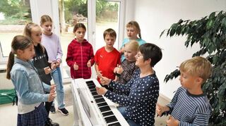 Im evangelischen Gemeindehaus in Reichenbach trafen sich acht Kinder mit Leiterin Ute Walter zu einer ersten Probe des neuen Kinderchors.