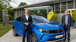 mid Eisenach - Der thüringische Ministerpräsident Bodo Ramelow (r.) und Opel CEO Florian Huettl.