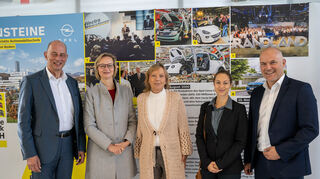 mid Eisenach - (v.l.n.r.) Politiker Wolfgang Tiefensee, Bürgermeisterin Eisenach Katja Wolf, mid-Chefin Jutta Bernhard, SPD-Bundestagsabgeordnete Tina Rudolph, Vice President Communications Opel Harald Hamprecht.
