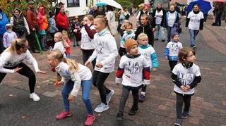 Sorgten für Stimmung beim Kerwezug: die Kinder-Tanzgruppe von Blau-Weiß Beedenkirchen.