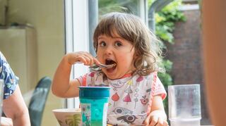 Kinder benötigen große Mengen an Energie und essenziellen Nährstoffen für Wachstum und Entwicklung.