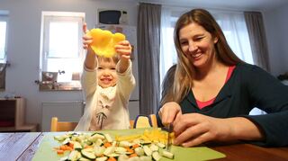 Wenn Kinder beim Essenmachen helfen dürfen, essen sie es auch lieber.