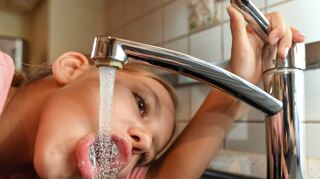 Wenn Kinder es von Anfang an gewöhnt sind, wird Wasser trinken zur Normalität.