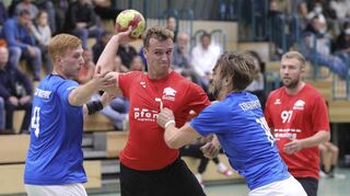 Heddesheims Tom Stephan wird hier von den Birkenauern Lukas Gutsche (li.) und Niklas Bolkart (re.) gestoppt.