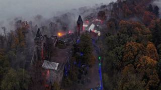 Im Dunst des Nebels wirkt die Burg Frankenstein geheimnisvoll und verwunschen.