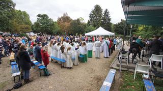 Als Auftakt der Zusammenführung der katholischen Gemeinden aus Bensheim, Lautertal und Zwingenberg fand ein Open-Air-Gottesdienst im Kronepark statt.