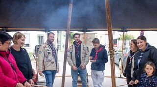 Die Pfadfinder vom Stamm der Georgsgiggel hatten beim Pfarrfest ein Lagerfeuer entfacht, über dem Stockbrot gebacken werden konnte.