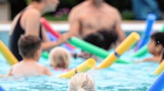 Schwimmstunde in einem Bad in Hannover: In Mannheim wird diskutiert, ob künftig Frauen und Männer oben ohne baden sollen und dürfen.