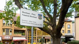 Der Hostinné-Platz am Wambolter Hof soll nun doch mit Geld aus dem Landesprogramm Zukunft Innenstadt aufgewertet werden. Der Haupt- und Finanzausschuss fasste am Montag einen Grundsatzbeschluss.
