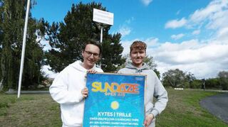 Dominik Bertsch (l.) und Lucas Hennes veranstalten am Wochenende das Sundaze-Festival auf dem Verkehrsübungsplatz in Bensheim.