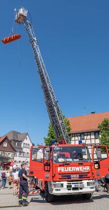 Die Bensheimer Drehleiter hat mittlerweile mehr als 26 Jahre auf dem Buckel (hier ein Bild aus dem Mai). Weil das Fahrzeug nicht mehr den Anforderungen genügt und Ersatzteile kaum zu beschaffen sind, bekommt die Feuerwehr im nächsten Jahr eine neue Drehleiter. Kostenpunkt: 980 000 Euro.