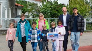An den Aktionstagen „Zu Fuß zur Schule“ beteiligt sich in diesem Jahr auch die Stadt Zwingenberg, deren Mitarbeiter den Weg zum Rathaus möglichst zu Fuß zurücklegen sollen. Bei einem Pressegespräch in dieser Woche stellten die Akteure eine entsprechende Wette vor. Unser Bild zeigt Schülerinnen und Schüler der Schildkrötenklasse sowie (v.l.) Schulleiterin Ulla Heß, Sibille Selinger (Parlamentarisches Büro), Bürgermeister Holger Habich sowie Leon Rumen (Jahrespraktikant im Rathaus).
