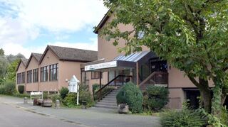 Die Kreisverwaltung berät, welche Arbeiten noch nötig sind, bevor im einstigen Bruchseehotel in Heppenheim Geflüchtete einziehen können.
