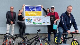 Die Schulfahrradwerkstatt der Heinrich-Metzendorf-Schule bereitete 20 gespendete Fahrräder für Geflüchtete aus der Ukraine auf. Unser Bild zeigt bei der Übergabe an den Verein Wir sind Bergstraße (v.l.) Schulleiter Thomas Bährer, Annalena Homa (Wir sind Bergstraße), Bianca Scholz (Wir sind Bergstraße), Thomas Weber von der Metzendorf-Schule und Sven Vahldiek vom Verein.