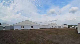 Das Familienzentrum Bensheim vermittelt für Geflüchtete aus der Ukraine Wohnraum – damit diese vor dem Winter aus Provisorien in feste Unterkünfte kommen können (unser Bild zeigt die Zeltstadt am Berliner Ring). Allerdings übersteigt zurzeit die Nachfrage das Angebot.