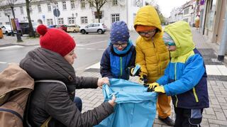An der diesjährigen Auflage von „Sauberhaftes Hessen“ im Frühjahr in Zwingenberg nahmen auch Jonathan, Lennard und Benedikt in Begleitung ihrer Mutter teil und sammelten im Stadtgebiet Müll ein.