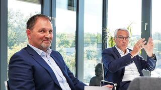 Frank Kaus, Energieried-Geschäftsführer (links), und GGEW-Vorstand Carsten Hoffmann erläutern die Pläne zum Zusammenschluss der Energieversorger.
