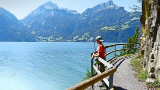 Selbst der Nachwuchs genießt den Blick auf den See.