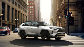 mid Groß-Gerau - Der Toyota RAV4 startete 1994 als fröhlich-bunter FunCruiser, um bereits zwei Jahre später technische Meilensteine auf dem Weg zur emissionsfreien Mobilität mit Batterie- und Brennstoffzellenantrieb zu setzen.