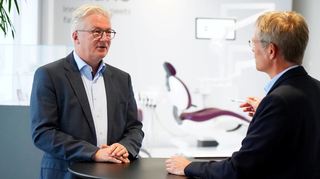 Jan Siefert, Geschäftsführer von Dentsply Sirona (links), im Interview mit BA-Chefredakteur Michael Roth.