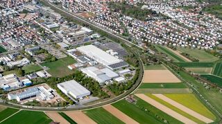 Dentsply Sirona an seinem Standort im Süden Bensheims (Bildmitte) ist der größte Arbeitgeber in der Region. Heute wird auf dem Werksgelände in doppelter Hinsicht Geburtstag gefeiert – den Standort Bensheim und die Trennung vom Siemens-Konzern.