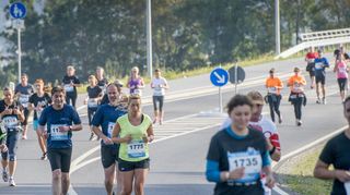 Im Hessentags-Jahr 2014 führte der Jog-and-Rock-Kurs über die damals neue Westtangente; dorthin orientieren sich die Läufer auch am Sonntag nach dem Start, der erstmals im Weiherhaus-Stadion erfolgt.
