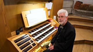 Organist Wolfgang Portugall spielte beim vierten Konzert der Bensheimer Orgelwochen in der Michaelskirche.