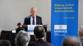 Prof. Leonhard hielt in Lorsch den einleitenden Vortrag.