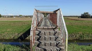 Die Heldenbrücke zwischen Einhausen und Biblis ist mit einem Drahtgitter verschlossen, weil sie nicht mehr sicher ist. Einen Ersatz im Zuge der geplanten Weichnitzdeichsanierung will Biblis nicht mitfinanzieren.
