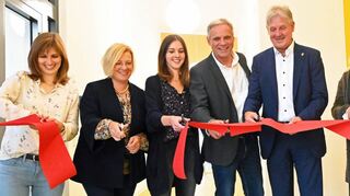 Die neue kommunale Kita Natur-Bande im Erich-Kästner-Weg wurde am Freitag offiziell eingeweiht. Symbolisch wurde dazu ein rotes Band durchschnitten: (v.l.) Christina Stadler (Binder Architekten), CDU-Landtagsabgeordnete Birgit Heitland, Kita-Leiterin Kathrin Schebek, Benno Rösch (OBG), Bürgermeister Helmut Glanzner und die Erste Kreisbeigeordnete Diana Stolz.