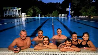 Auch Bürgermeister Christian Schönung (l.). gehörte natürlich zu den 104 000 Badegästen, die in diesem Sommer das Waldschwimmbad besuchten.