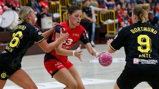 Lucie Kretzschmar (am Ball) eröffnete gegen Dortmund zwar verheißungsvoll den Trefferreigen, doch dann taten sich die Flames im Angriff schwer.