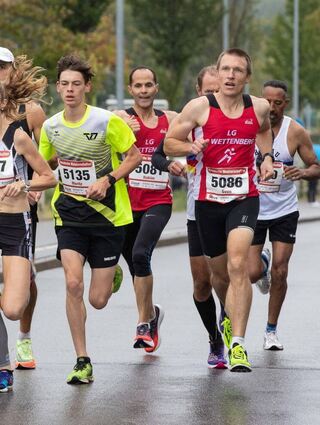 Auf nassen Straßen waren die Läufer beim Re-Start von „Jog & Rock“ gestern im Bensheimer Stadtgebiet unterwegs.