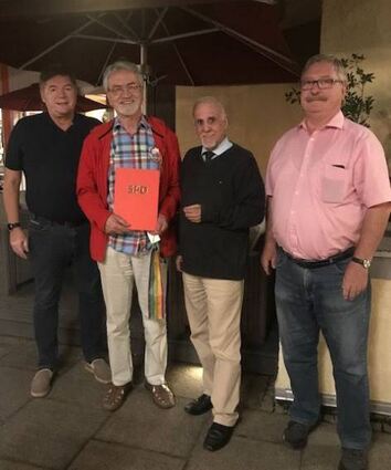 Walter Böhme (2.v.l.) ist seit 50 Jahren Mitglied in der SPD. Uns Bild zeigt ihn mit dem Vorsitzenden Jürgen Kaltwasser (3.v.l.) und dessen Stellvertretern im Auerbacher Ortsbezirk, Ralph Stühling (re.) und Rolf Schulz.