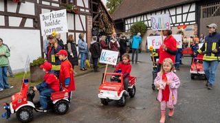 Die Kinderfeuerwehr präsentierte sich gestern im Kerwezug. Auf einem Motivwagen ging es ums Energiesparen durch das Wäschewaschen am Bach.
