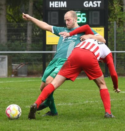 In bester Ringermanier kämpfen der Gronauer Andreas Rödel (links) und Jasmin Huseinovic (Auerbach II) im Lokalderby um den Ball.