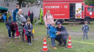 „Wasser marsch!“: Beim Tag der offenen Tür der Feuerwehr Bensheim-Mitte durften auch die kleinen Besucher das „Feuer löschen“ ausprobieren.