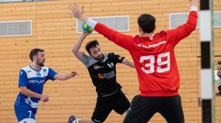Einen rabenschwarzen Tag erwischte die MSG Lorsch/Einhausen (am Ball Dilion Eichhorn) im Derby gegen den HC VfL Heppenheim, der mit Torwart Marvin Laut (Nr. 39) außerdem einen sehr starken Rückhalt hatte.