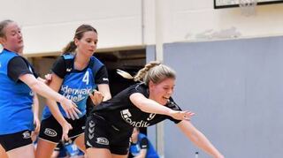 Jennifer Dickson und Tina Meierhöfer vom HC VfL bremsen die SVE-Spielerin Kim Schneider aus.
