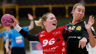 Immerhin konnte sich Kreisläuferin Dionne Visser (am Ball) immer wieder erfolgreich gegen Dortmund in Szene setzen und erzielte sieben Treffer. Ansonsten taten sich die Flames im Angriff aber sehr schwer.